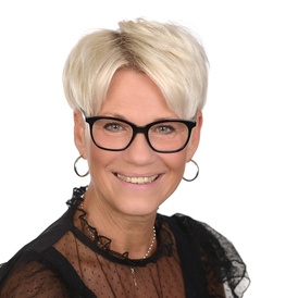 Stefanie Schicharin, Friseurin